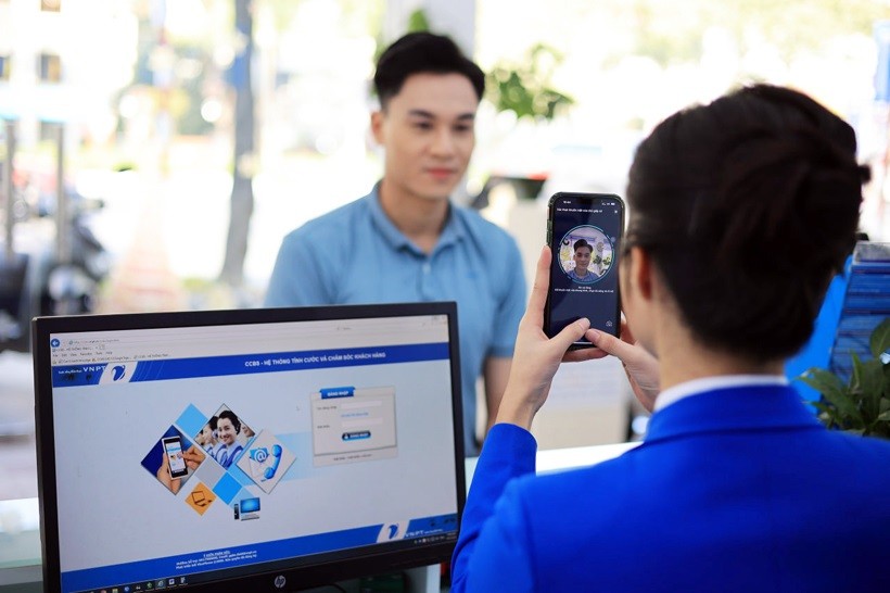 Bên cạnh việc chuẩn hóa thông tin thuê bao qua web, người dùng di động cũng có thể đến trực tiếp quầy giao dịch của các nhà mạng.