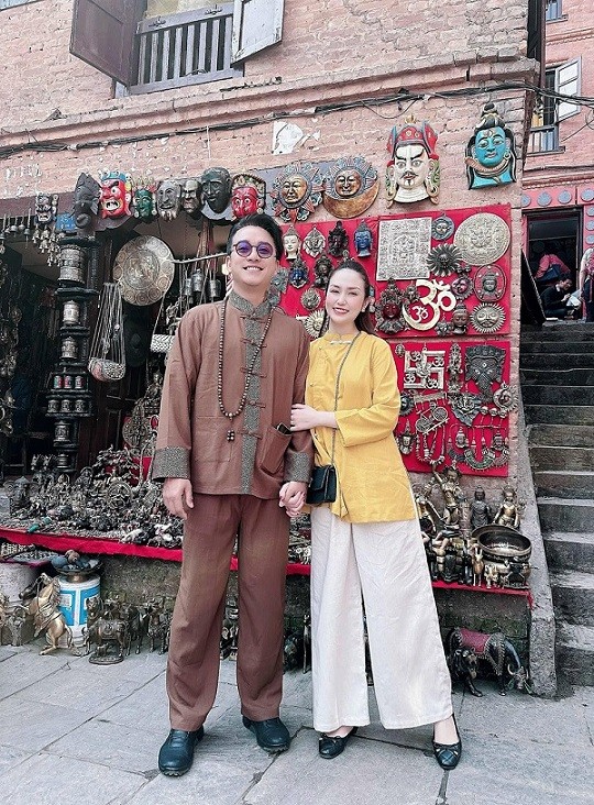 Khi sang Nepal tu tập, Tuấn Hưng cùng bà xã tranh thủ dạo chơi, ngắm phố xá và những công trình kiến trúc đặc sắc ở đất Phật.Khi sang Nepal tu tập, Tuấn Hưng cùng bà xã tranh thủ dạo chơi, ngắm phố xá và những công trình kiến trúc đặc sắc ở đất Phật. Khi sang Nepal tu tập, Tuấn Hưng cùng bà xã tranh thủ dạo chơi, ngắm phố xá và những công trình kiến trúc đặc sắc ở đất Phật.Khi sang Nepal tu tập, Tuấn Hưng cùng bà xã tranh thủ dạo chơi, ngắm phố xá và những công trình kiến trúc đặc sắc ở đất Phật.