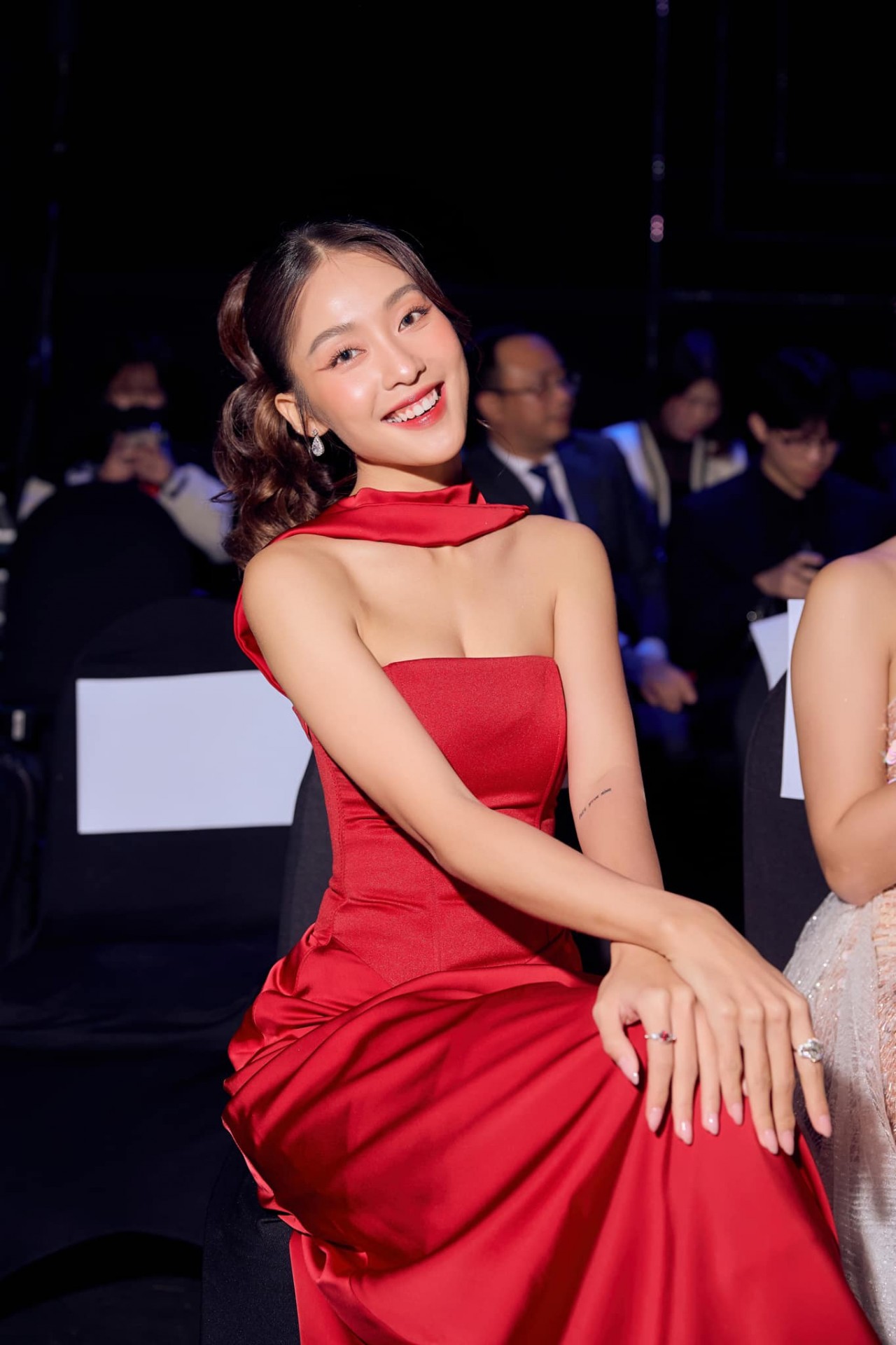 Không cầu kỳ trong đời thường nhưng mỗi khi đi sự kiện, nữ diễn viên sinh năm 1997 biến hình ấn tượng với phong cách ăn mặc và trang điểm nổi bật.