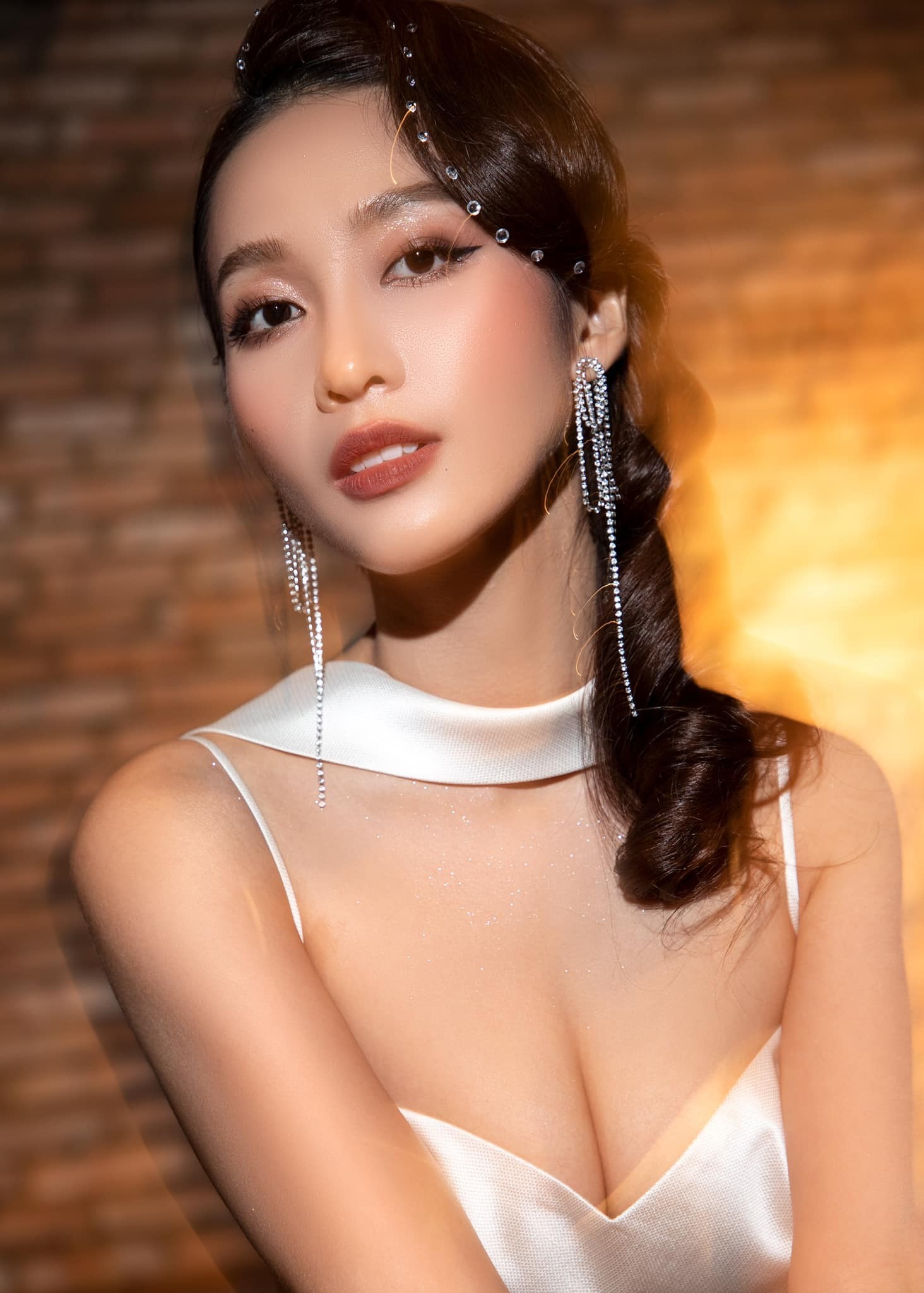 Thân hình mỏng manh, Khả Ngân rất biết chọn trang phục tôn hình thể của bản thân. Cô rất chuộng những bộ đồ nữ tính, sexy.