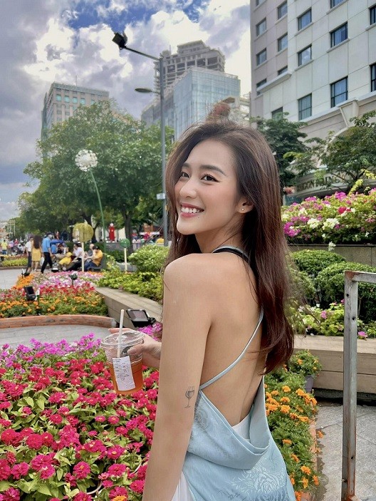 Gia đình mình vui bất thình lình: Nhan sắc ngoài đời sành điệu, thanh thoát của hotgirl Khả Ngân