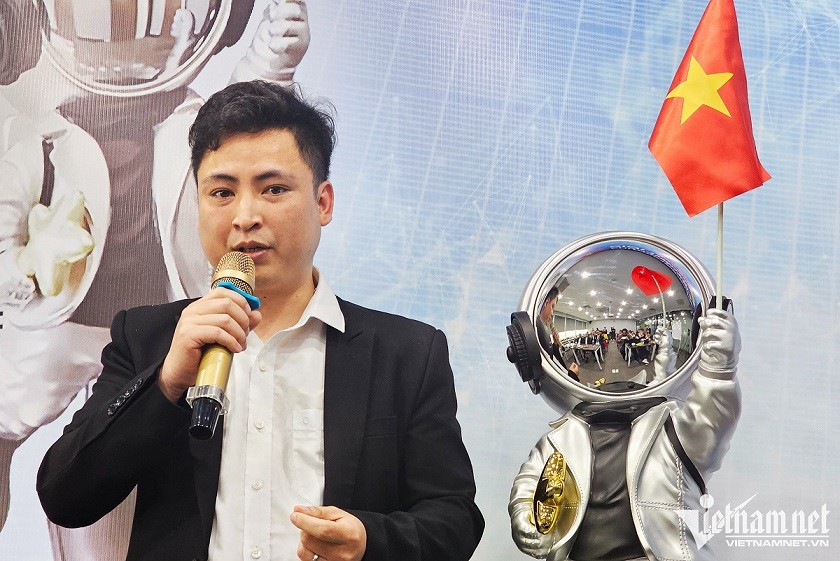 Điểm khác biệt lớn giữa Anan với ChatGPT là các nội dung giao tiếp của robot này đều được kiểm duyệt. Nhóm phát triển sẽ chịu trách nhiệm về nội dung và chất lượng câu trả lời. Bên cạnh đó, robot Anan sẽ chủ động điều khiển việc giao tiếp, dẫn dắt người đối diện vào chủ đề chính thay vì trả lời các nội dung ngoài chương trình học. Với các bậc phụ huynh, bố mẹ sẽ nhận được báo cáo từ robot về trạng thái tâm lý và kết quả học tập của con thông qua app. 