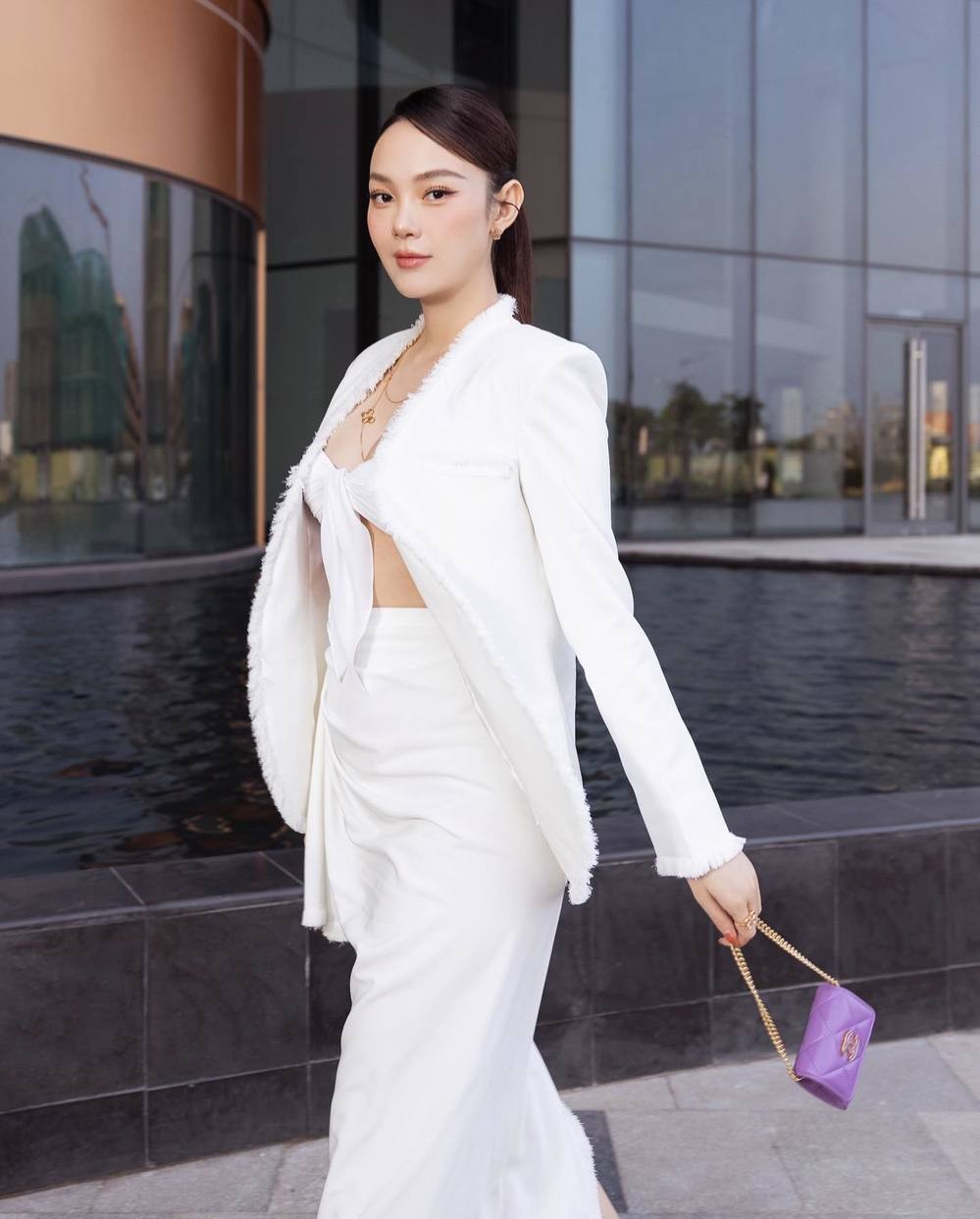 Nhan sắc ngày càng thăng hạng, bất chấp bầu bí của Minh Hằng