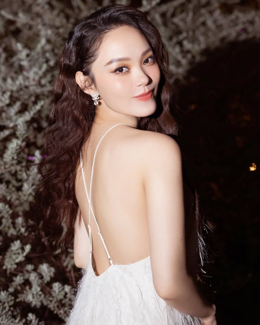 Nhan sắc ngày càng thăng hạng, bất chấp bầu bí của Minh Hằng