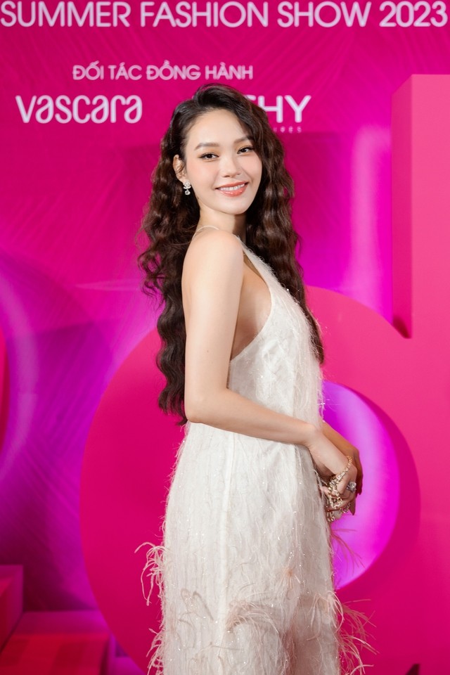 Nhan sắc ngày càng thăng hạng, bất chấp 'bầu bí' của Minh Hằng