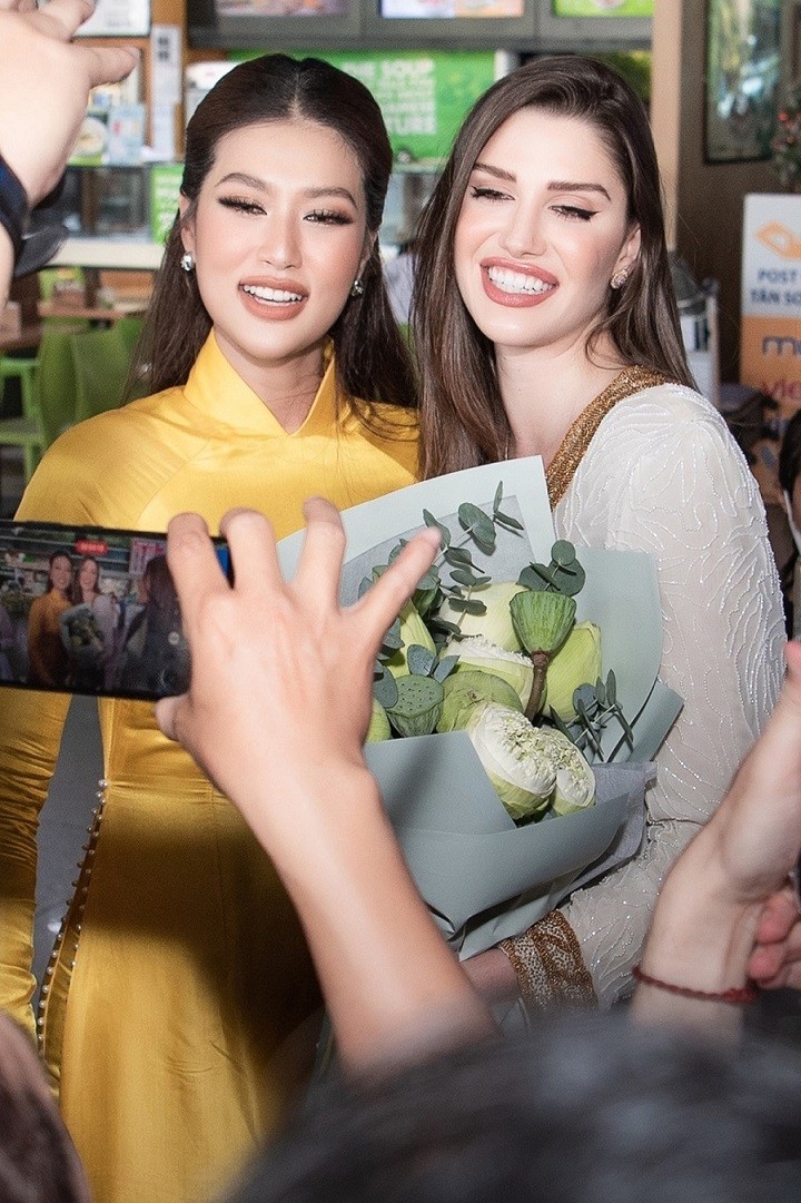 Đợi sẵn ở sân bay, Hoa hậu Thiên Ân đến chào hỏi và dành cho Isabella Menin cái ôm thân tình. Đương kim Hoa hậu Hòa bình Việt Nam nói cô vui khi gặp lại mỹ nhân Brazil sau gần 6 tháng thi Miss Grand International 2022 ở Indonesia. Thời gian qua, họ duy trì liên lạc, chia sẻ về cuộc sống, công việc hàng ngày. Họ cũng bộc bạch nhớ nhau trên mạng xã hội.