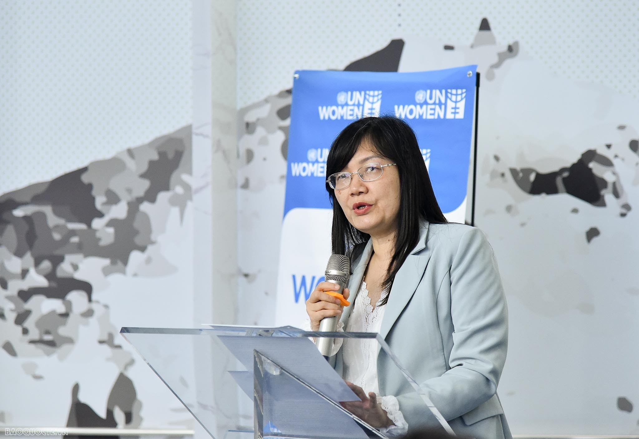 (04.03) Quyền Giám đốc Học viện Ngoại giao Phạm Lan Dung bày tỏ sự ngưỡng mộ đối với đóng góp của bà Bachelet đối với sự phát triển và tiến bộ của phụ nữ. (Ảnh: Nguyễn Hồng)