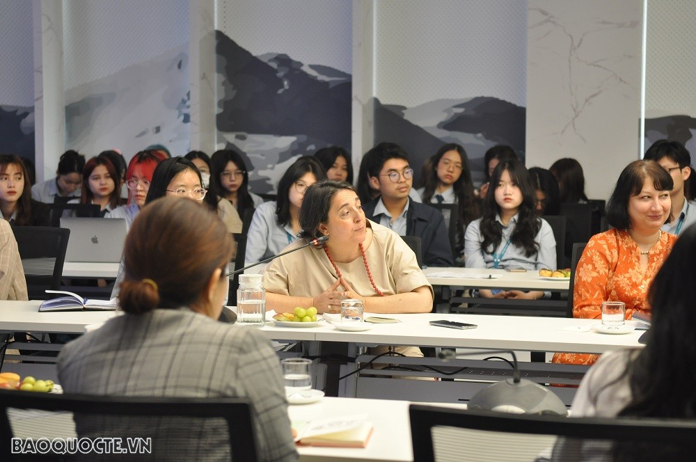 (04.03) Các Đại sứ, trưởng đại diện các tổ chức quốc tế nước ngoài chia sẻ tại buổi nói chuyện. (Ảnh: Minh Quân)