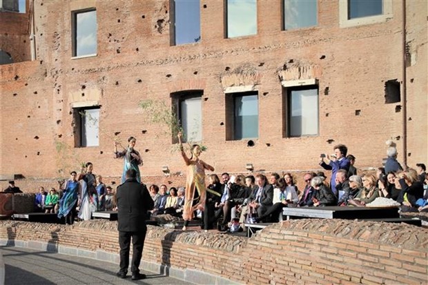 Đưa lụa và thời trang Việt đến với công chúng Italy