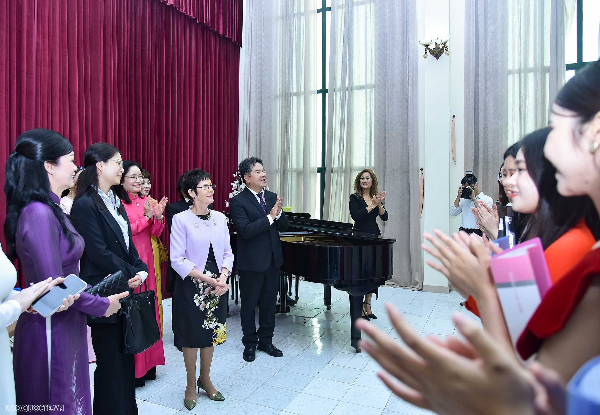 Phu nhân Chủ tịch nước và Phu nhân Toàn quyền Australia thăm Học viện Âm nhạc Quốc gia Việt Nam Phu nhân Chủ tịch nước và Phu nhân Toàn quyền Australia thăm Học viện Âm nhạc Quốc gia Việt Nam