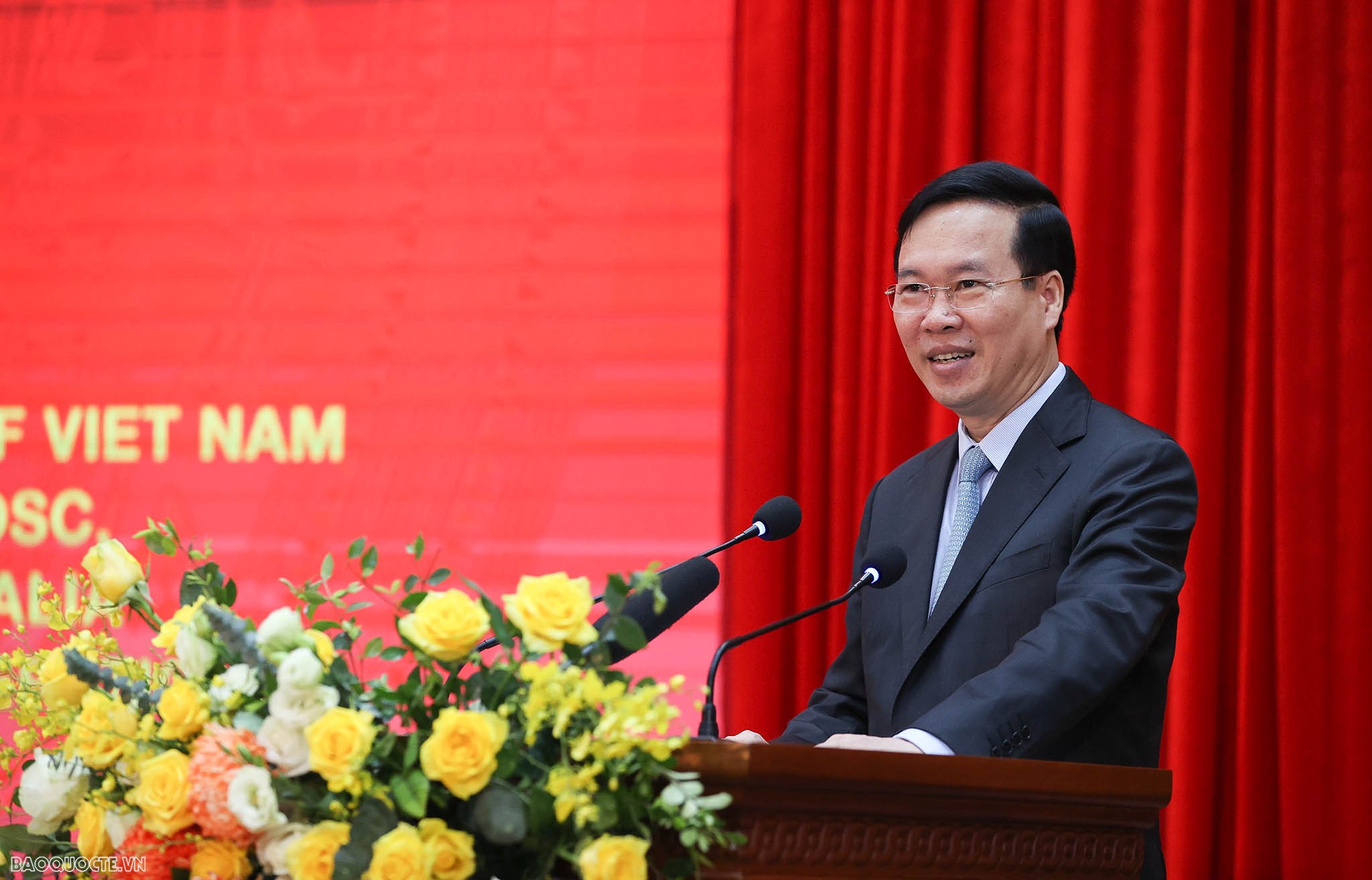 Chủ tịch nước và Toàn quyền Australia giao lưu với lực lượng gìn giữ hoà bình, trồng cây hoà bình mang tên ngọc lan