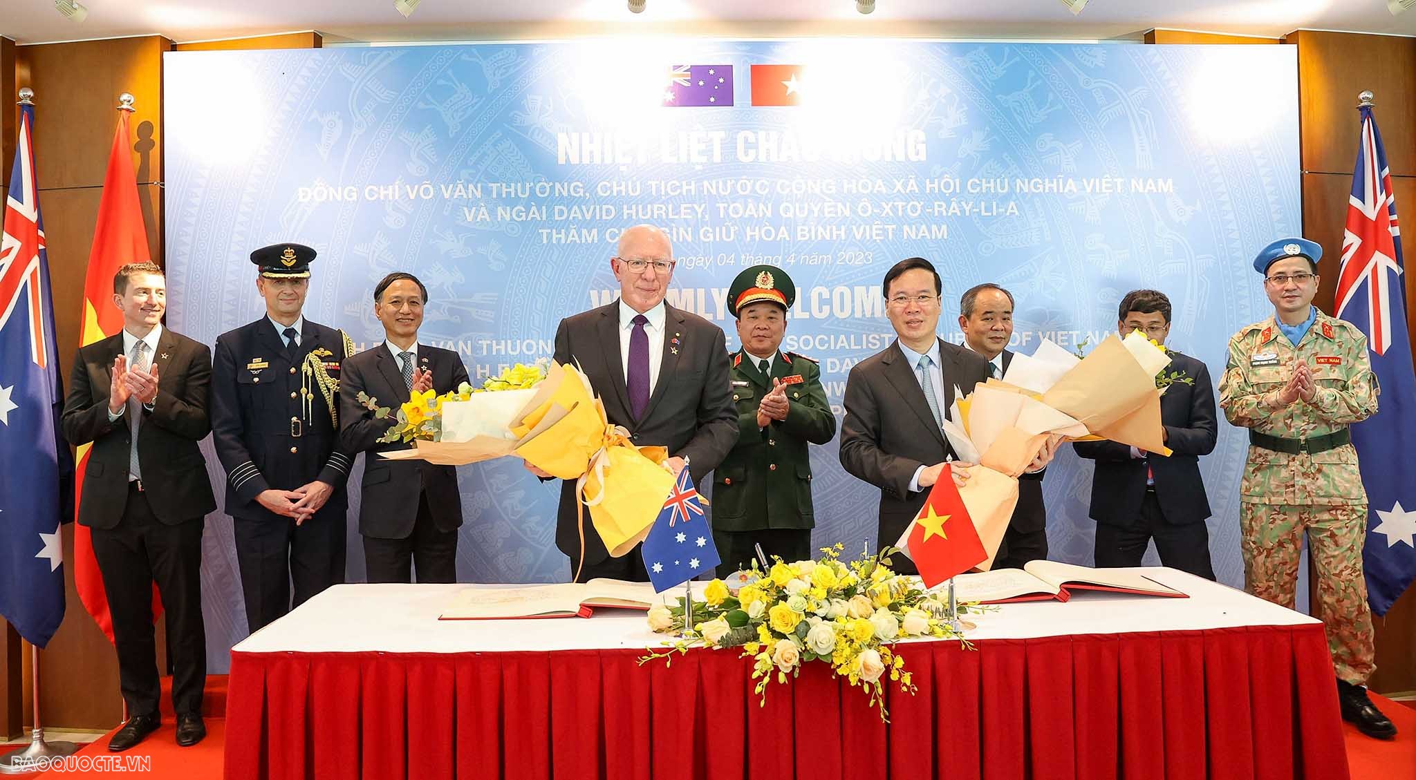 Chủ tịch nước và Toàn quyền Australia giao lưu với lực lượng gìn giữ hoà bình, trồng cây hoà bình mang tên ngọc lan