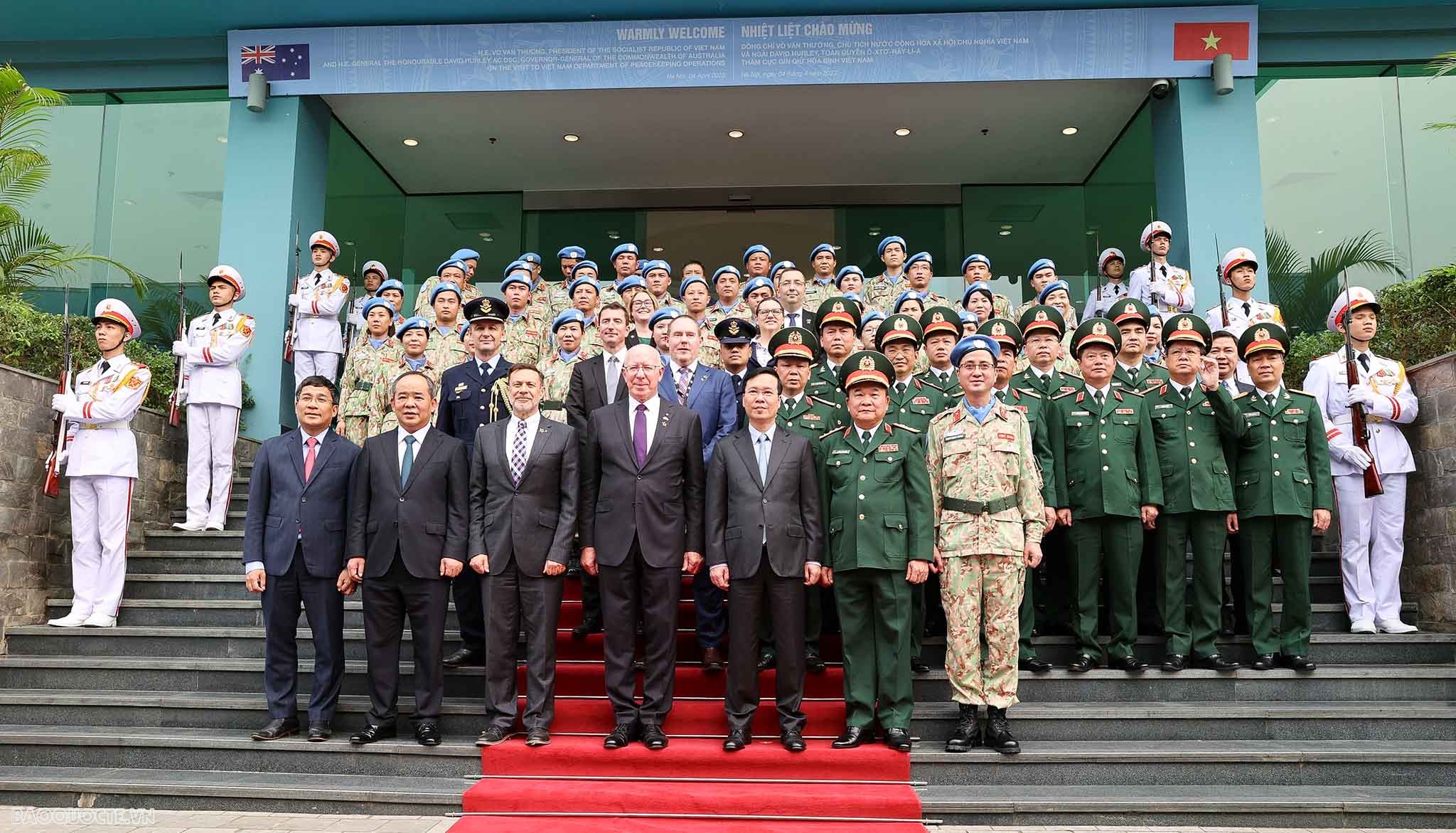 Chủ tịch nước và Toàn quyền Australia giao lưu với lực lượng gìn giữ hoà bình, trồng cây hoà bình mang tên ngọc lan