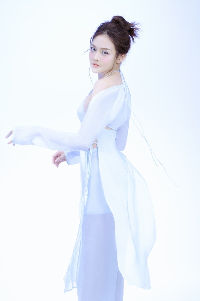 Ở hình tượng cô gái ngây thơ, Thuỳ Anh mặc áo dài có phần cổ được cách điệu từ áo yếm truyền thống. Chất liệu mỏng manh cùng màu vải xanh pastel mang tôn vẻ đẹp thanh mảnh, bay bổng.