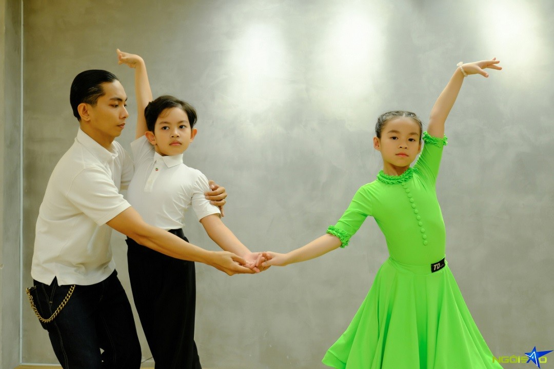 Trở về từ Italy sau khi giành huy chương vàng - Vô địch thế giới hạng Thiếu nhi 1 ở cuộc thi Syllabus World Championship, Kubi và bạn nhảy Linh San tiếp tục chăm chỉ luyện tập, dưới sự hướng dẫn của Phan Hiển và một số thày cô khác.