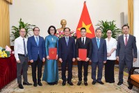 Bộ trưởng Ngoại giao trao quyết định bổ nhiệm 2 Tổng Lãnh sự Việt Nam ở nước ngoài