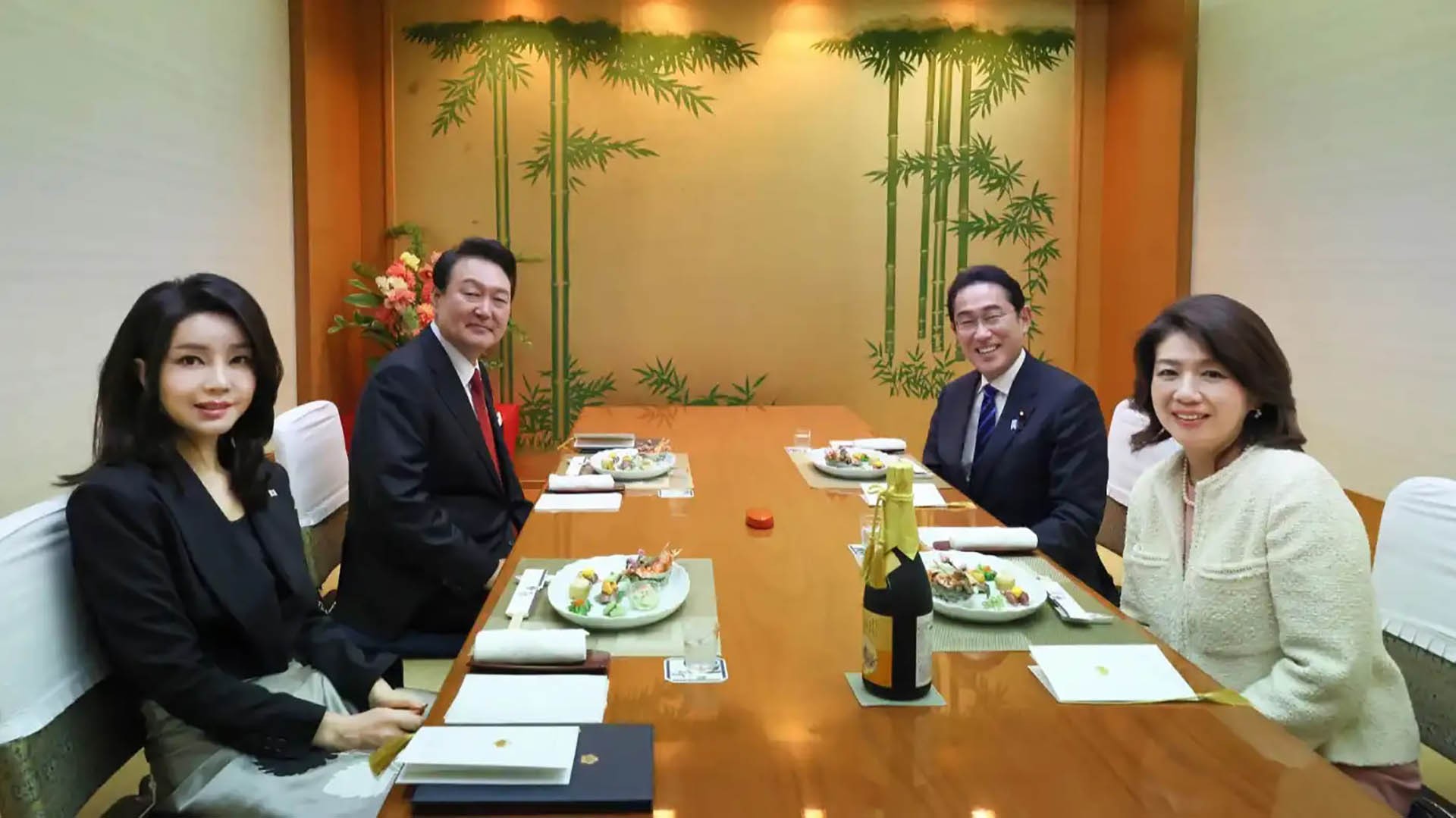 Tổng thống Hàn Quốc Yoon Suk Yeol và Thủ tướng Nhật Bản Kishida Fumio tại Tokyo, ngày 16/3. (Nguồn: Văn phòng Nội các Nhật Bản) Tổng thống Hàn Quốc Yoon Suk Yeol và Thủ tướng Nhật Bản Kishida Fumio tại Tokyo, ngày 16/3. (Nguồn: Văn phòng Nội các Nhật Bản)