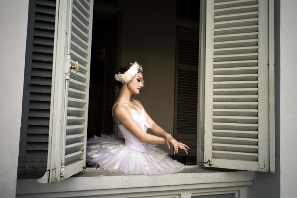 Lan Phương hóa vũ công xinh đẹp