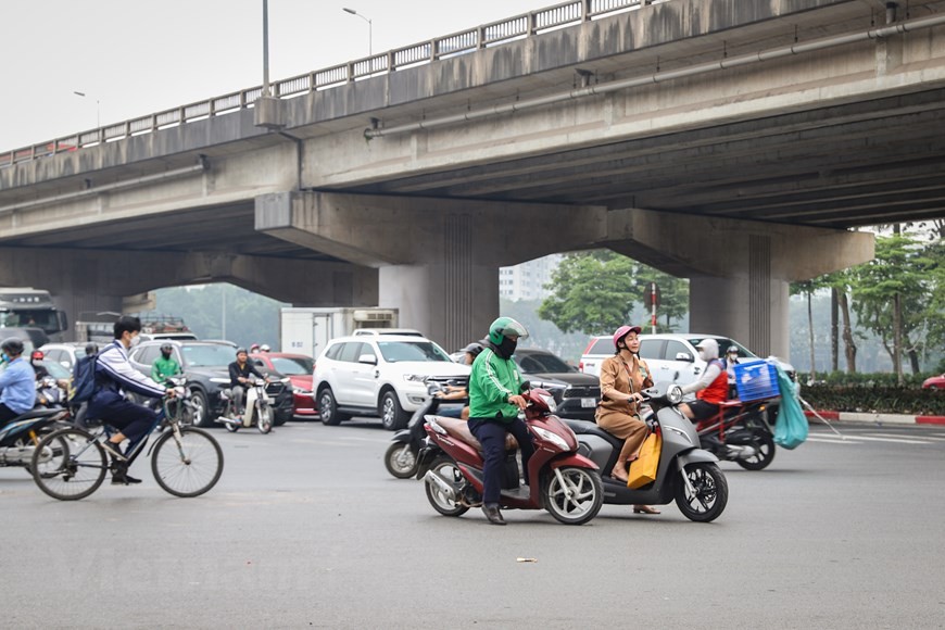 Dự báo thời tiết đêm nay và ngày mai (6-7/4): Hà Nội, Đông Bắc Bộ đêm có mưa, lạnh về đêm và sáng; Bắc Trung Bộ chuyển mát; phía Nam nắng nóng