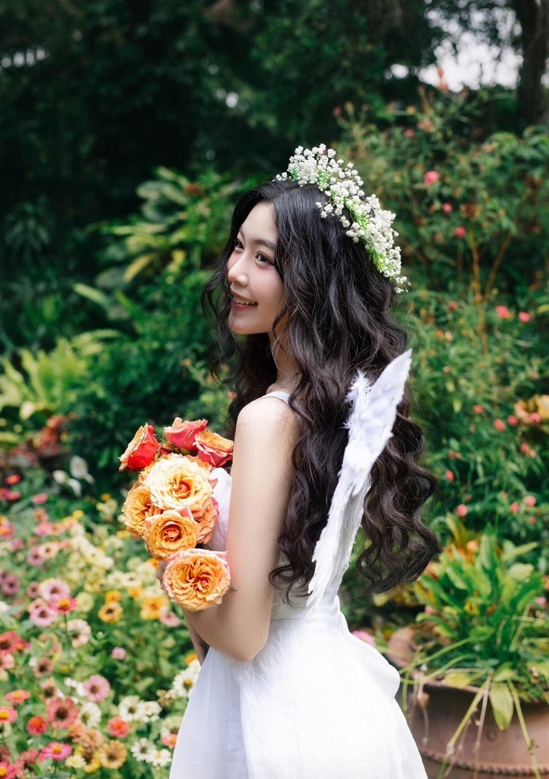 Con gái lớn MC Quyền Linh khoe vẻ đẹp trong veo khi chụp bộ ảnh mừng tuổi 17