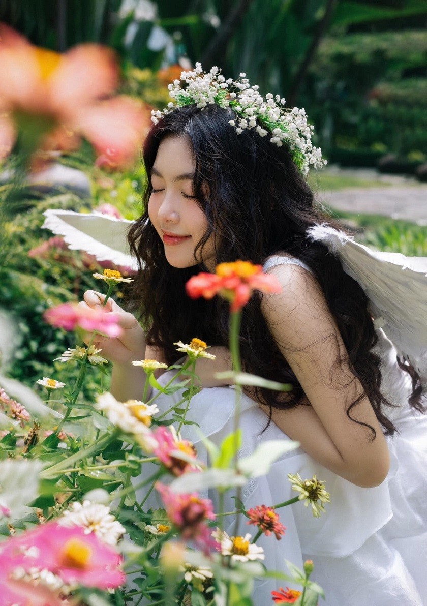 Con gái lớn MC Quyền Linh khoe vẻ đẹp trong veo khi chụp bộ ảnh mừng tuổi 17