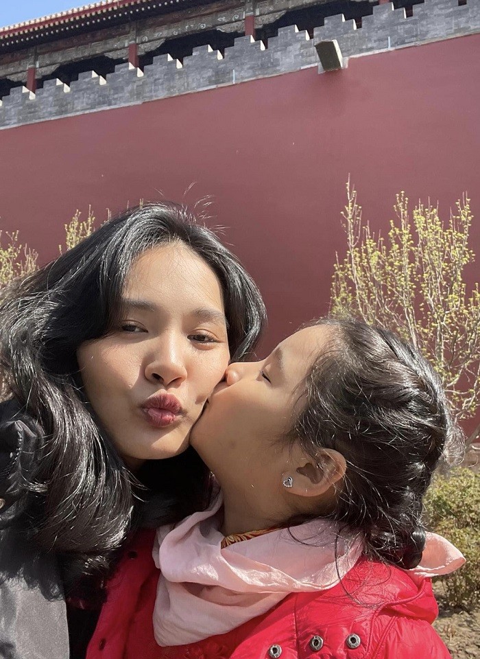 Hoa hậu Hương Giang đưa hai con gái về quê chồng ngắm hoa đẹp mùa Xuân Trung Quốc