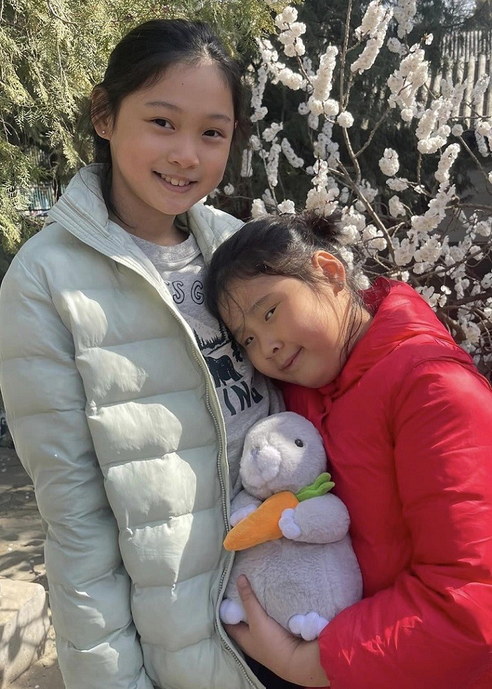 Hoa hậu Hương Giang đưa hai con gái về quê chồng ngắm hoa đẹp mùa Xuân Trung Quốc