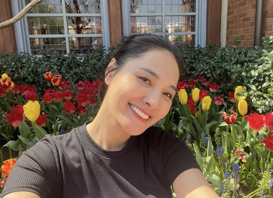 Hoa hậu Hương Giang đưa hai con gái về quê chồng ngắm hoa đẹp mùa Xuân Trung Quốc