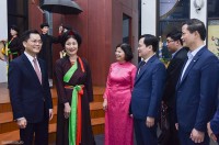 Bạn bè quốc tế trải nghiệm mặc áo tứ thân, khám phá vẻ đẹp Bắc Ninh-Kinh Bắc