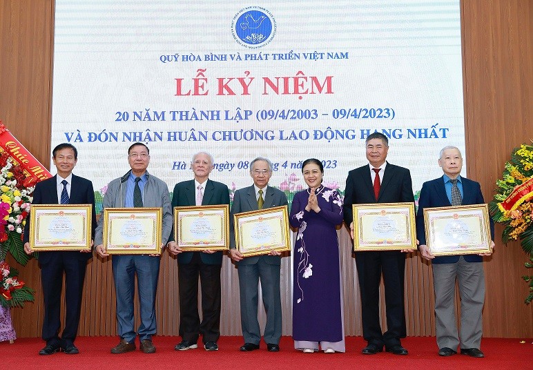 Quỹ Hòa bình và Phát triển Việt Nam đón nhận Huân chương Lao động hạng Nhất