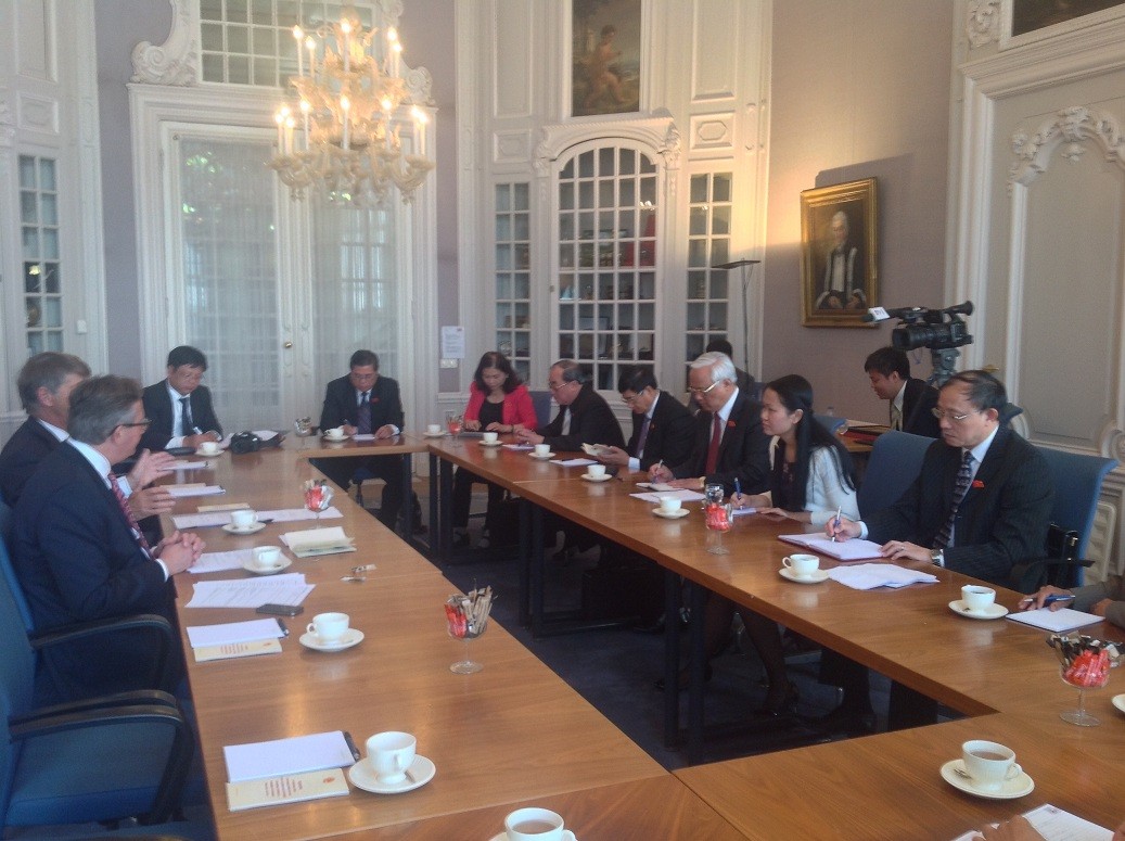 Tháp tùng PCT QH Uông Chu Lưu thăm làm việc với PCT Hạ viện HL 1-2/7/2014 (lúc đó với tư cách PCN UBĐN QH & PCT Hội hữu nghị với HL). (Ảnh: NVCC)