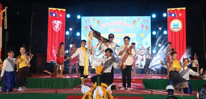 Lưu học sinh Lào rộn ràng đón Tết cổ truyền Bunpimay trên đất Cố đô. (Nguồn: TTXVN)
