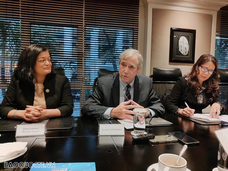 Đoàn nghị sỹ Hoa Kỳ và nỗ lực 'tiếp lửa' quan hệ với Việt Nam Đoàn nghị sỹ Hoa Kỳ và nỗ lực 'tiếp lửa' quan hệ với Việt Nam