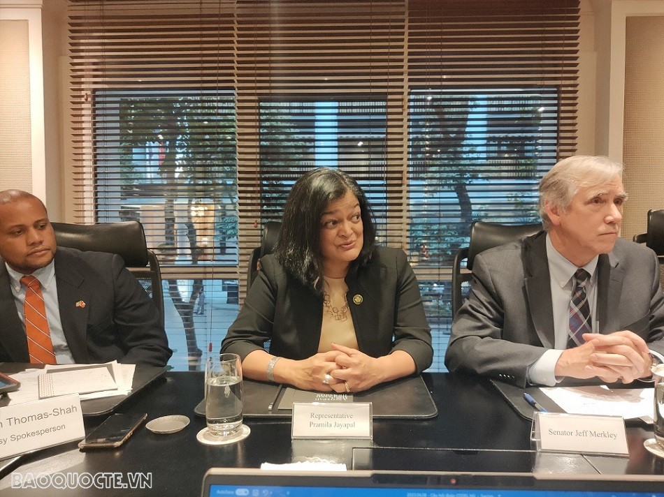 Đoàn nghị sỹ Hoa Kỳ và nỗ lực 'tiếp lửa' quan hệ với Việt Nam Đoàn nghị sỹ Hoa Kỳ và nỗ lực 'tiếp lửa' quan hệ với Việt Nam