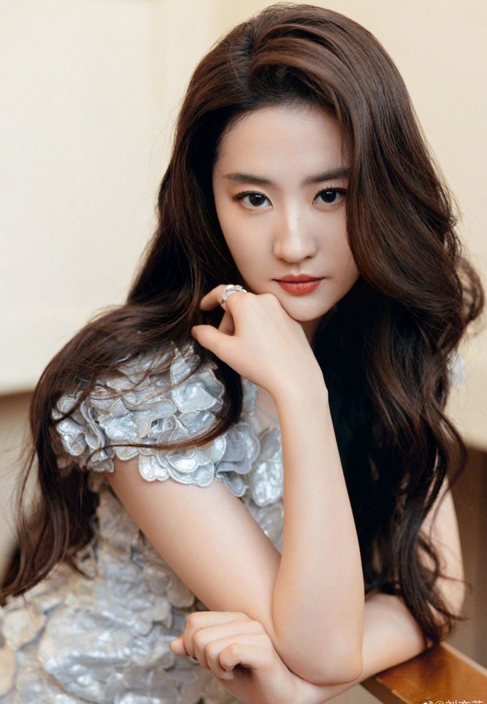 'Thần tiên tỷ tỷ’ Lưu Diệc Phi: Xinh đẹp, giàu có và 36 tuổi vẫn độc thân