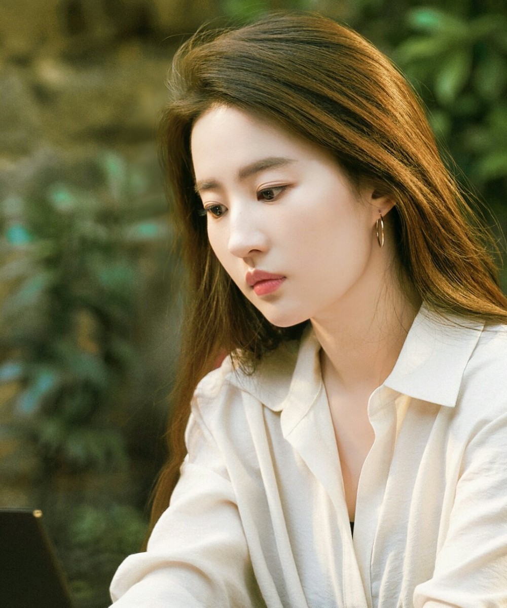 'Thần tiên tỷ tỷ’ Lưu Diệc Phi: Xinh đẹp, giàu có và 36 tuổi vẫn độc thân