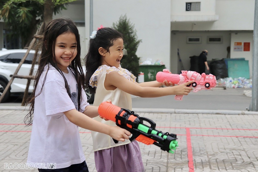 (04.09) Tất nhiên, Lễ Songkran tại Hà Nội không thể thiếu được hoạt động té nước, nghi lễ mang lại may mắn cho những người tham gia. Hoạt động này nhận được sự tham gia của nhiều người, đặc biệt là các bạn trẻ. (Ảnh: Minh Quân)