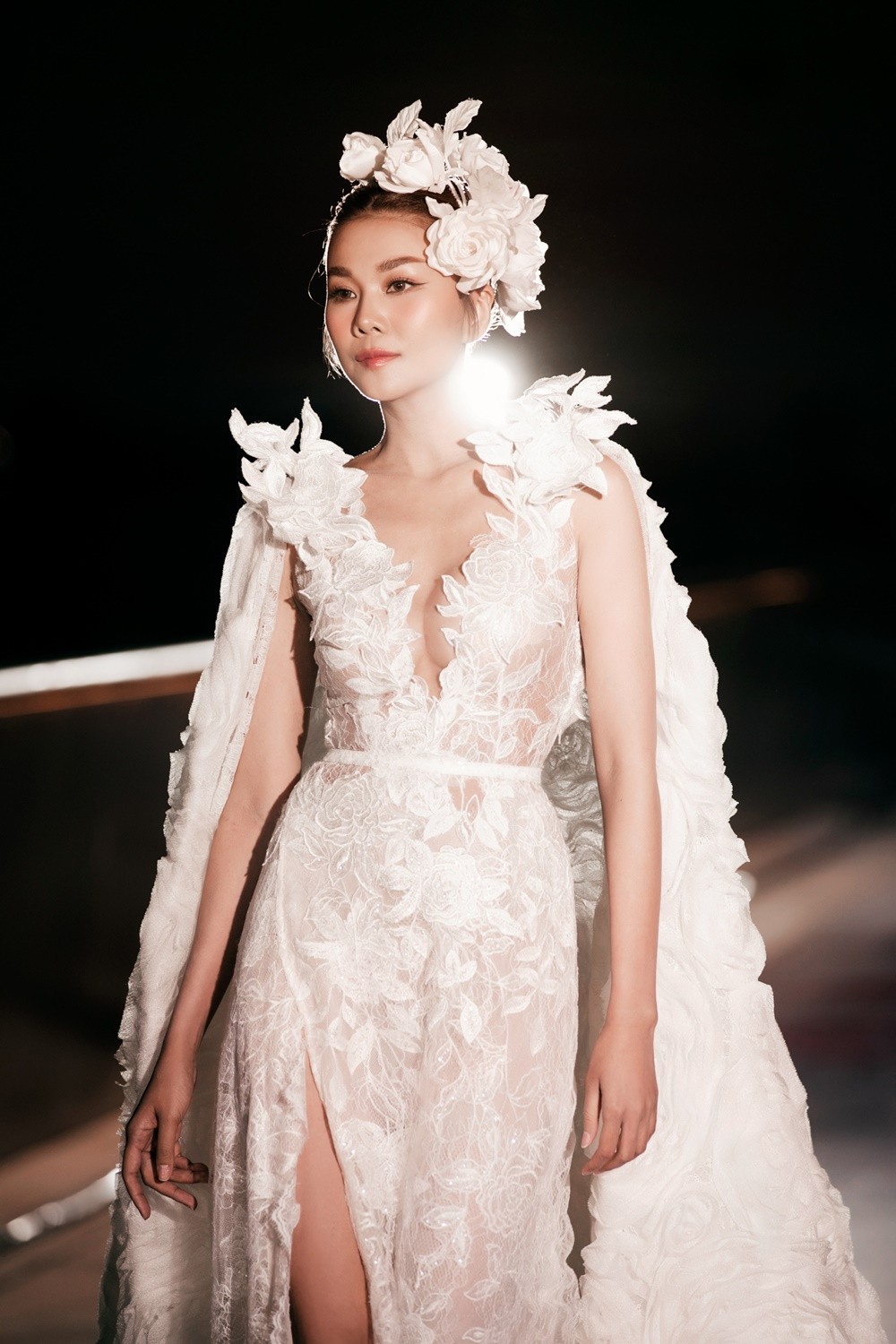 Siêu mẫu Thanh Hằng đọ dáng cùng H'Hen Niê