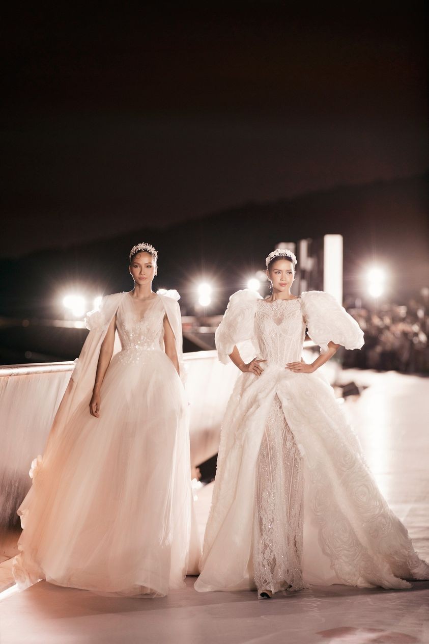 Siêu mẫu Thanh Hằng đọ dáng cùng H'Hen Niê