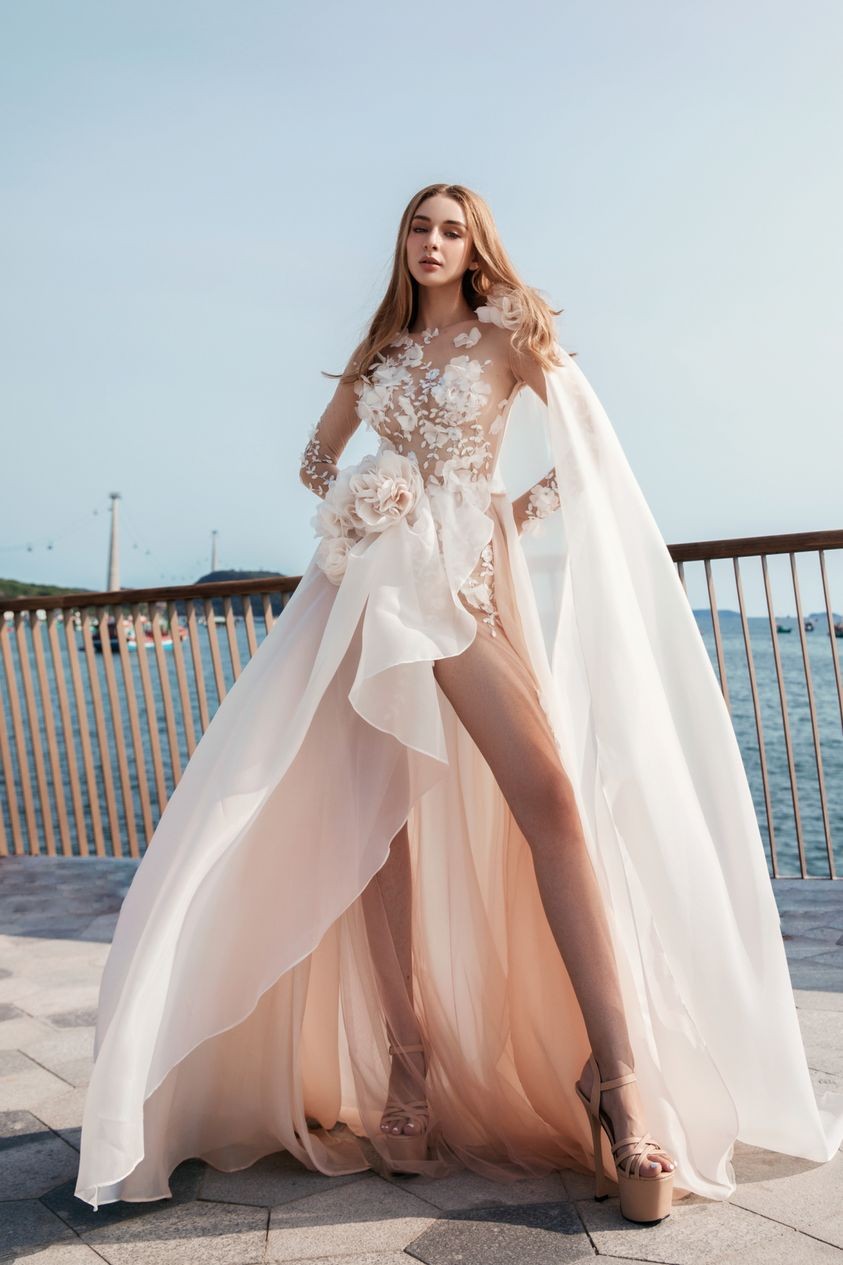 Siêu mẫu Thanh Hằng đọ dáng cùng H'Hen Niê