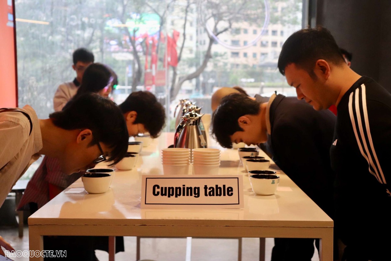 Cupping là hoạt động đòi hỏi kỹ thuật rất cao bởi nó nằm trong phạm trù khoa học đánh giá cảm quan, liên quan đến sinh lý của vị giác và khứu giác. (Ảnh: Hiền Linh)