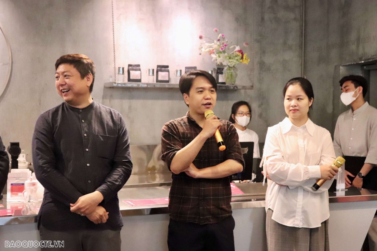 Những chuyên gia và người tham dự còn có dịp chia sẻ cảm nhận về những hạt cà phê Peru cũng như không khí sự kiện. (Ảnh: Hiền Linh)