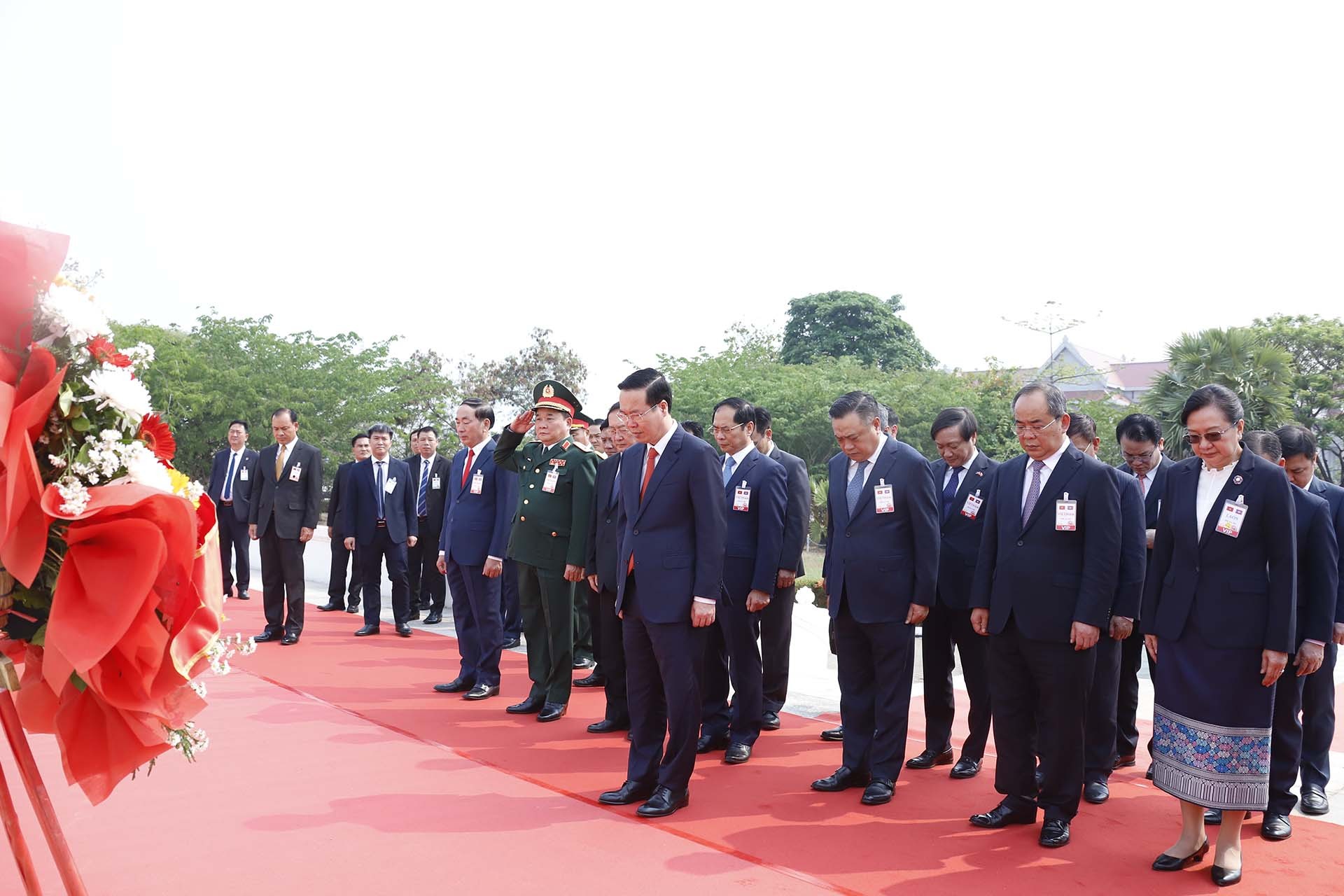Chủ tịch nước Võ Văn Thưởng đặt vòng hoa tại Đài liệt sỹ vô danh Lào