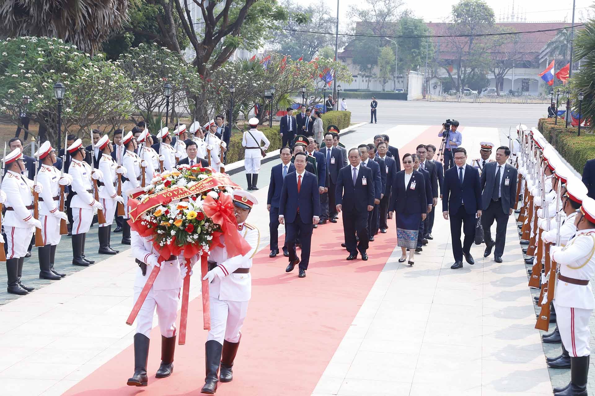 Chủ tịch nước Võ Văn Thưởng cùng Đoàn đại biểu cấp cao Việt Nam đến đặt vòng hoa tại Đài liệt sỹ vô danh Lào ở thủ đô Vientiane. 