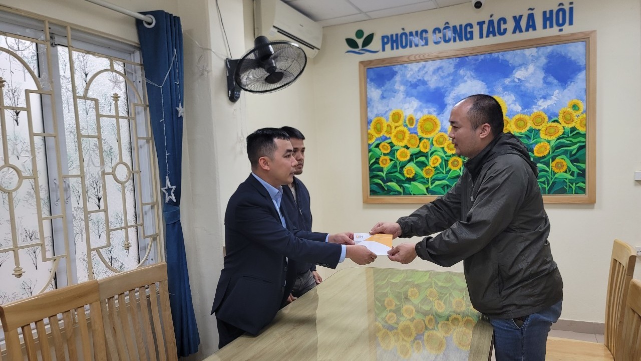 Đại diện bảo hiểm tới thăm hỏi, động viên các nạn nhân bị tai nạn ở đường Võ Chí Công