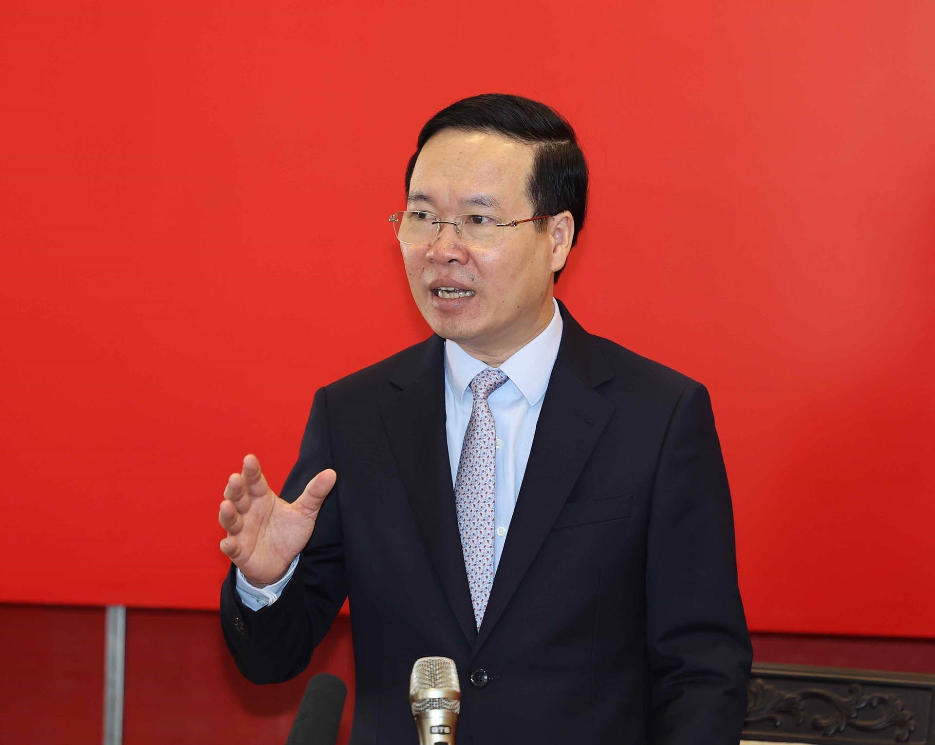 Chủ tịch nước gặp cán bộ nhân viên cơ quan đại diện Việt Nam cùng đại diện doanh nghiệp và cộng đồng người Việt tại Lào