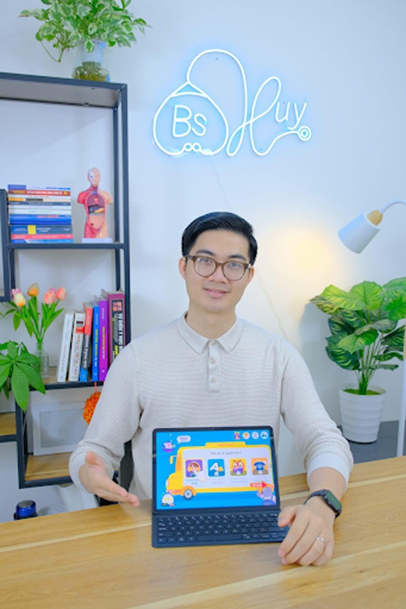 Chia sẻ kiến thức dường như là một phần quan trọng không thể thiếu trong cuộc sống của bác sĩ Huy. 