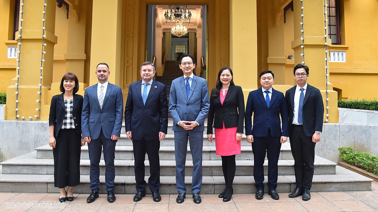 Đại diện khu vực châu Á-Thái Bình Dương của Tổ chức quốc tế Pháp ngữ (OIF) trình Thư ủy nhiệm