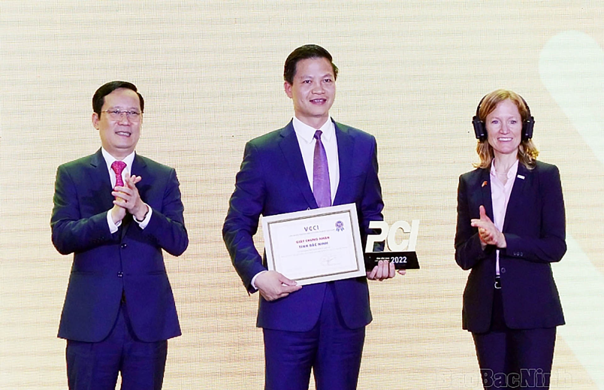 Phó Chủ tịch Thường trực UBND tỉnh Bắc Ninh Vương Quốc Tuấn nhận Giấy chứng nhận tỉnh có chất lượng điều hành kinh tế xuất sắc năm 2022. (Nguồn: Báo Bắc Ninh)