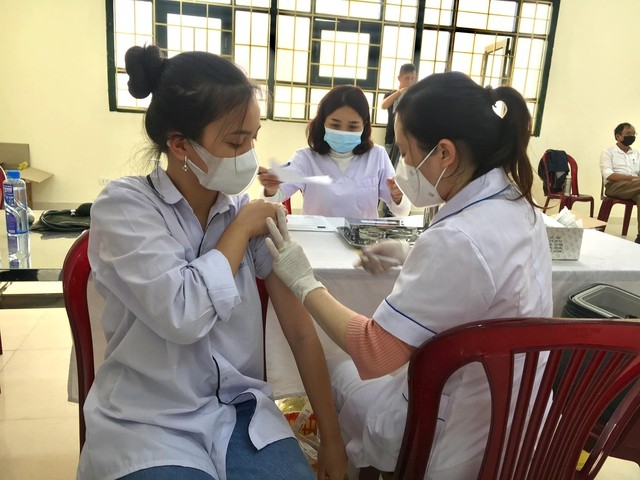 covid19 so ca mac tang nhanh benh nhan nang tang tiep tuc day nhanh tiem vaccine